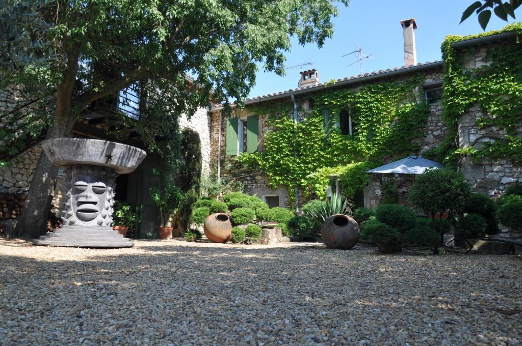 La Mazade de Saint Mamert Extérieur photo