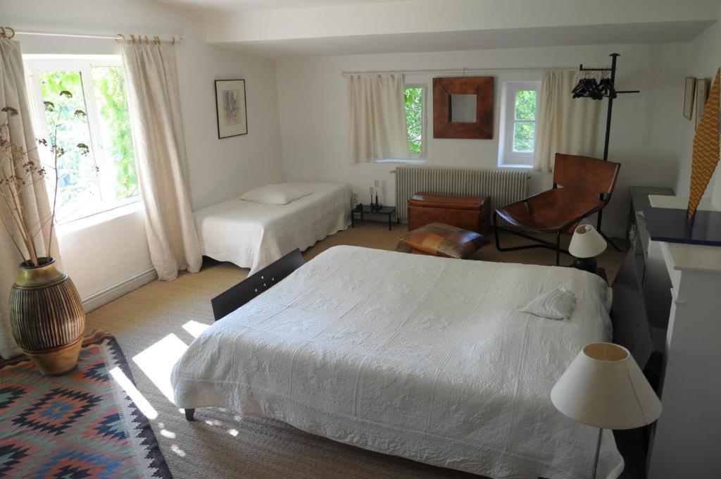 La Mazade de Saint Mamert Chambre photo